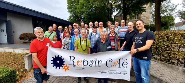 Ehrenamtliche Mitarbeitende im neuen Repair Café Brackel stellen ihr Wissen bei der Reparatur von defekten Geräten, die möglichst vor Ort im Ev. Arent Rupe Haus repariert werden können, mit viel Engagement und Zeit zur Verfügung.
