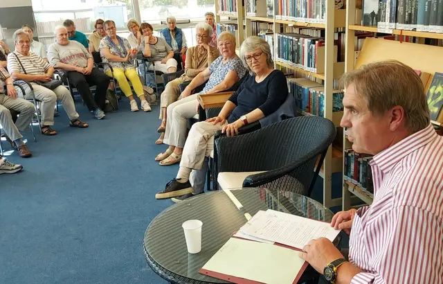 Den Auftakt im Wintergarten der Bibliothek Brackel machen Achim Lutter, der schon einmal im Juli 2023 vorgelesen hat und Gloria Mohr.