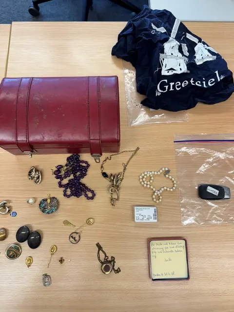 Bereits am Dienstag (14.10.2025) fand ein Zeuge unter anderem mehrere Schmuckstücke sowie einen Fahrzeugschlüssel. Die Ermittler der Kriminalpolizei schließen nicht aus, dass es sich bei den Gegenständen um Diebesgut handelt. | Foto: Polizei Hagen