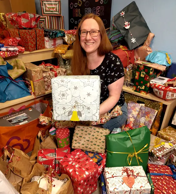 Das Foto zeigt Jugendleiterin Yvonne Queder mit einem Teil der Ergebnisse der Wunschbaumaktion 2024: 120 Pakete waren es insgesamt.
Foto: www.trinitatis-duisburg.de
