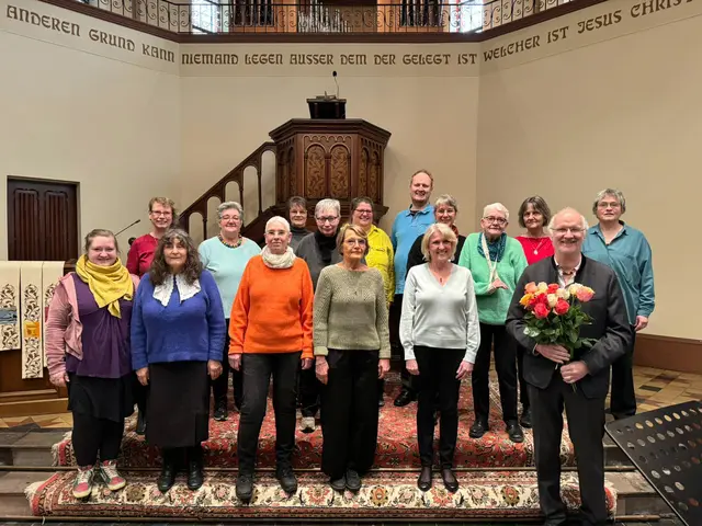 Das Foto zeigt Mitglieder von „Soul, Heart &amp; Spirit“ mit ihrem Chorleiter Lothar Rehfuß in der evangelischen Kirche in Wanheim.
Foto: Chor „Soul, Heart &amp; Spirit“
