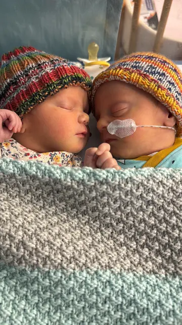 Jedes zehnte Kind kommt als Frühchen auf die Welt, also mehr als drei Wochen vor dem errechneten Geburtstermin. So wie Emma und Luke (Foto). Um auf die Herausforderungen von Frühgeborenen und ihren Familien aufmerksam zu machen, wird am 17. November der Weltfrühgeborenentag gefeiert. Anlass für uns, den "Frühchen" an der Uniklinik Essen einen Besuch abzustatten und mit der Leitenden Oberärztin Dr. Anja Stein über die medizinische Versorgung zu sprechen.  | Foto: Peter