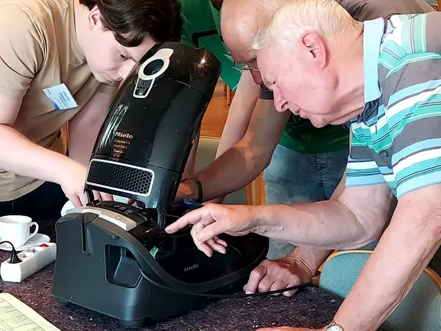Die Mitarbeitenden im Repair Café Wambel stellen ihr Wissen bei der Reparatur von defekten Geräten, …