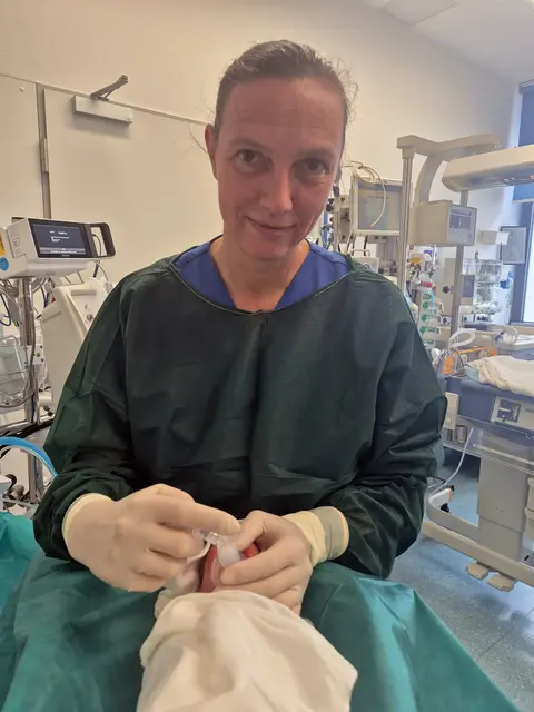 Dr. Anja Stein simuliert die Versorgung eines Frühgeborenen an dem Geburtstisch.  | Foto: Dabitsch 