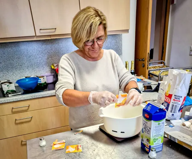 Das Foto zeigt Maria Hönes in der Küche der Wanheimerorter Gnadenkirche beim Backen.
Foto: Ev. Rheingemeinde Duisburg
