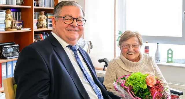 Jubilarin Ursula Stieber mit Bürgermeister Werner Nakot. | Foto: Foto: Stadt Oberhausen/Tom Thöne