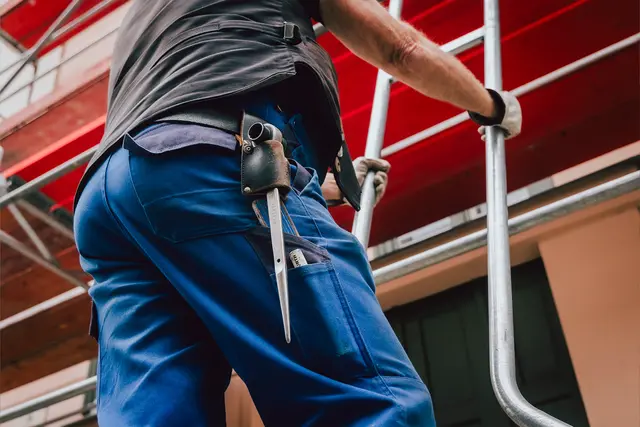 Klettert an den Häusern hoch hinaus: der Gerüstbauer. Auch beim Lohn geht es für ihn jetzt nach oben, sagt die IG BAU Duisburg-Niederrhein. | Foto: IG BAU | Tobias Seifert