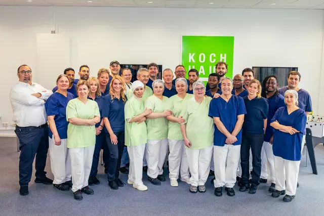 Ausgezeichnetes Teamwork: Das Team des Kochhauses rund um Ramin Homayouni (links), Gesamtleitung Verpflegungsmanagement des Kochhaus, wurde mit der Auszeichnung „GV-Team des Jahres 2025“ geehrt.  | Foto: St. Elisabeth Gruppe – Katholische Kliniken Rhein-Ruhr