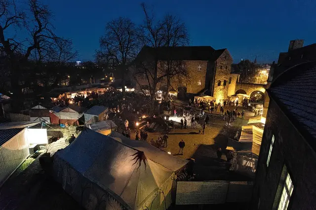 In historischer Kulisse können Besucher der Broicher Schlossweihnacht historische Festtagsbräuche erleben. Foto: Lokomotiv Fotografie