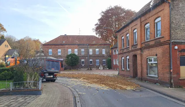 Vollsperrung der B70 in Brünen nach LKW-Unfall / Ladung verloren.