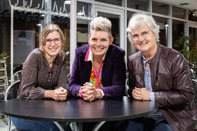 Im Bild (v.l.) Pfarrerin Lisa Federl, Pfarrerin Sarah Süselbeck und Heidi Kloppert, Presbyteriumsvorsitzende in Meiderich, die auch für ihre Gemeinden sehr gerne zusammenrücken.Foto: Rolf Schotsch
