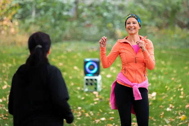 Zumba-Trainerin Nadine Cielontko lud gemeinsam mit Vonovia die Mieterinnen und Mieter auf den Grünflächen des Quartiers am Nattmannsweg zum Tanzen ein. | Foto: Vonovia / Bierwald