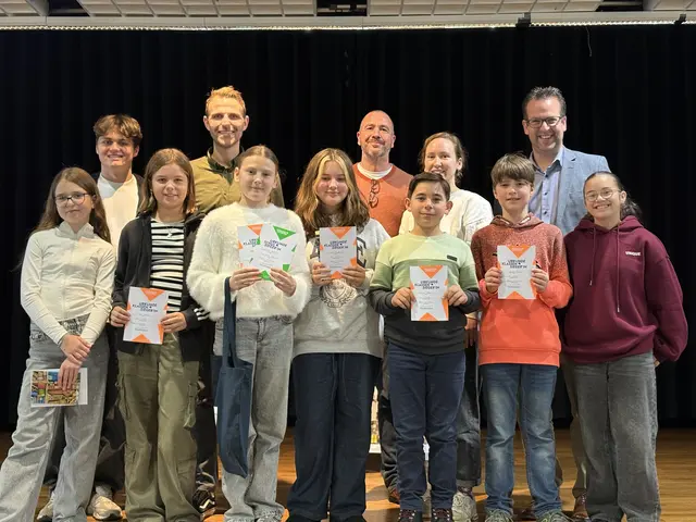 Vorlesewettbewerb am Marie-Curie-Gymnasium Bönen: Strahlende Sieger und Jury | Foto: MCG Bönen