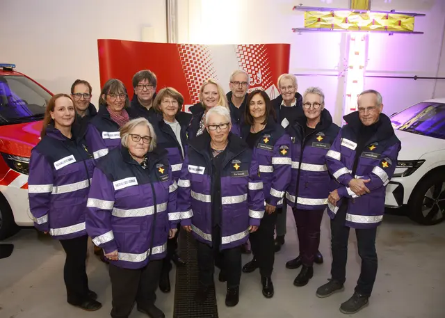 Neue Notfallseelsorgerinnen und Notfallseelsorger für Essen: Janina Reil, Georg Michels, Anja Kaczmarek, Gabriele Kühling, Klaus Kaczmarek, Hedi Fleiter, Astrid Stuhldreier-Mann, Eva Grendel, Tomas Schäpermeier, Sandra Dündar, Petra Staats, Ute Hanßen, Folker Boehl.
 | Foto: Alexandra Roth/Kirchenkreis Essen