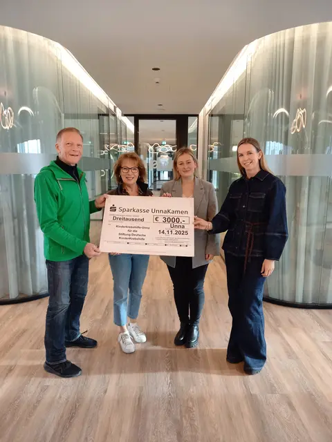 Auf dem Foto von links: Dieter und Monika Rebbert (beide Kinderkrebshilfe-Unna), Maike Köhler und Marina Schabsky (beide Geschäftsführung HSI). Foto: HSI