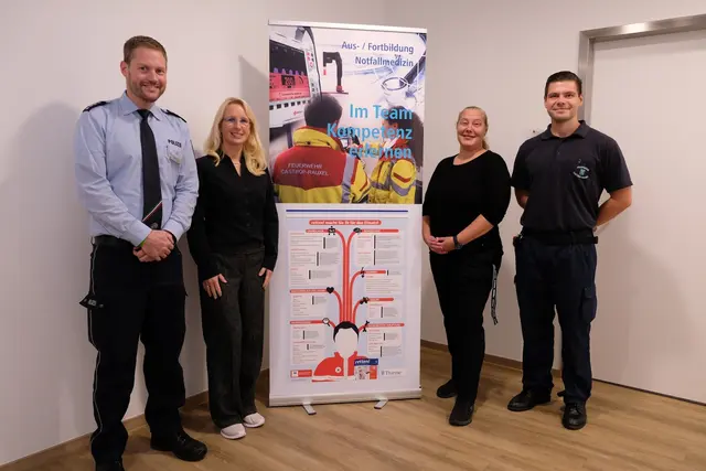 Bei der Notarztfortbildung mitgewirkt haben Beate Poltrock (2.v.l.), Oberärztin der Klinik für Anästhesiologie und Intensivmedizin im EvK, Ulrike Stratmann-Friedrich (r.), Oberärztin der Klinik für Psychiatrie und Psychotherapie im EvK, Christian Entrup (l.) und Frank Böttcher von der Polizei sowie Max Dustmann (r.) von der Feuerwehr.