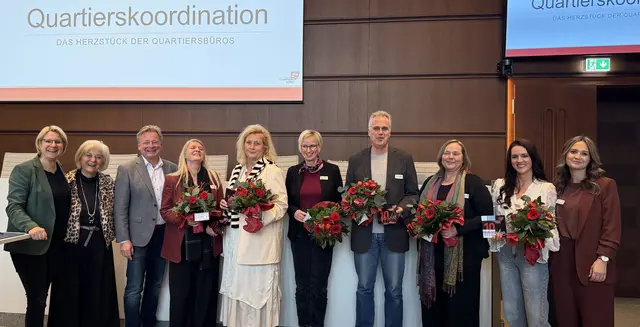 Oberbürgermeister Thorsten Berg (3.v.l.) mit Vertreterinnen und Vertretern des Bereichs Chancengleichheit sowie der Quartiersbüros.  | Foto: Stadt Oberhausen