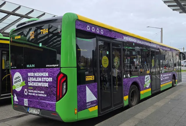 Ein auffällig lila beklebter Bus der STOAG ist in der Stadt unterwegs und macht auf ein besonderes Angebot aufmerksam: : den kostenlosen Abholservice für Altkleider. | Foto: Foto: Stadt Oberhausen