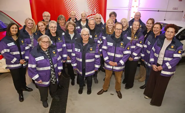 Unser Titelbild zeigt die 22 neuen Notfallseelsorgerinnen und Notfallseelsorger für die Städte Mülheim, Essen und Oberhausen vor der Beauftragung in der Fahrzeughalle der Feuerwache Mitte der Stadt Essen. | Foto: Alexandra Roth/Kirchenkreis Essen