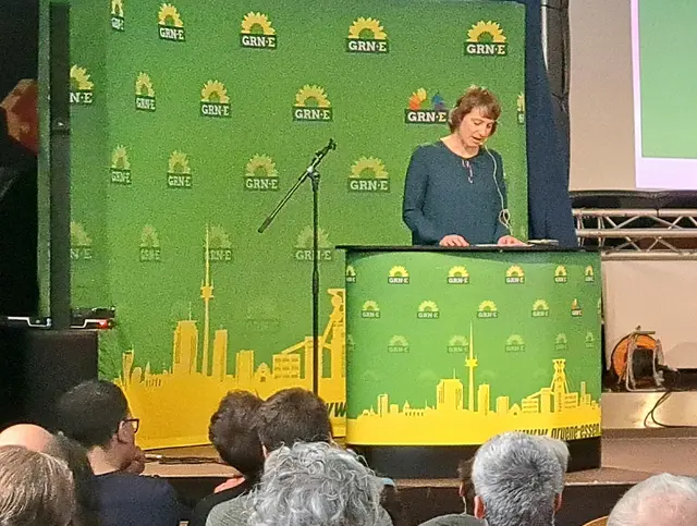 Zu den Zielvorstellungen grüner Ratsarbeit erklärt Fraktionsvorsitzende Sandra Schumacher:
„Unsere Stadt steht für Offenheit, Vielfalt und Zusammenhalt – Werte, die wir Grünen entschlossen verteidigen. Foto aus der Mitgliederversammlung zur Aufstellung der Grünen Stadtratsliste | Foto: Walter Wandtke