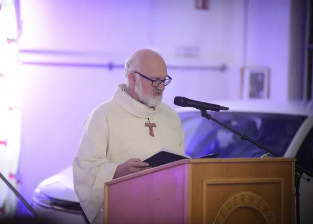 Helmut Leitmann OFS, Katholischer Koordinator der Notfallseelsorge Essen, sprach ein Gebet. | Foto: Alexandra Roth/Kirchenkreis Essen