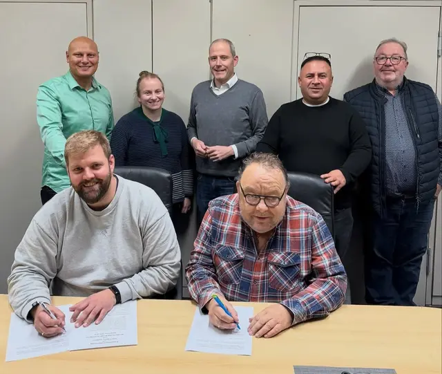 Robert Ernst (links) und Uwe Rath (rechts) unterschrieben die Kooperation, die CDU und BIG in den nächsten Jahren eingehen. Auch (stehend von links) Arif Colak (CDU-Ratsherr), Katrin Wischnewski (CDU-Fraktionsvorstand), Peter Rademacher (CDU, Stellvertretender Bürgermeister), Volkan Akçay (BIG-Ratsherr) und Jörg Baumeister (CDU-Fraktionsvorstand) freuen sich auf eine erfolgreiche Zusammenarbeit.  | Foto: Bürger in Gladbeck BIG 