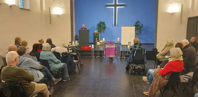 In der Trauerhalle auf dem Ev. Friedhof in Brackel informierten…