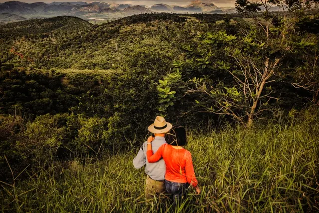 Lélia und Sebastião stehen auf dem höchsten Punkt Ihres geschaffenen Waldreservats.