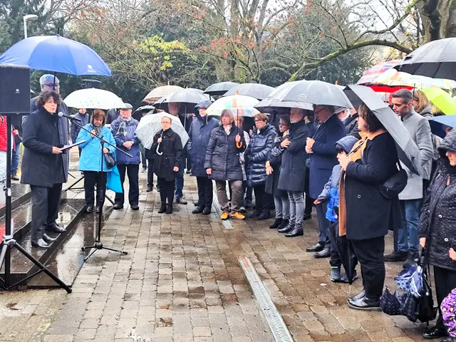 Dr. Judith Wolf bei Ihrer Ansprache zum Volkstrauertag am Mahnmal des unbekannten Soldaten | Foto: Thomas Emons