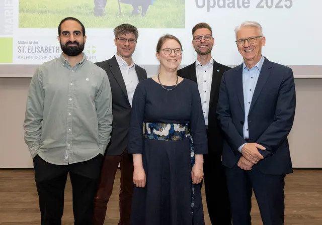 Prof. Dr. Rainer Wirth (rechts), Direktor der Klinik für Altersmedizin und Frührehabilitation des Marien Hospital Herne – Universitätsklinikum der Ruhr-Universität Bochum, und sein Team begrüßten die Teilnehmenden des „Geriatrie Update 2025“. | Foto: St. Elisabeth Gruppe