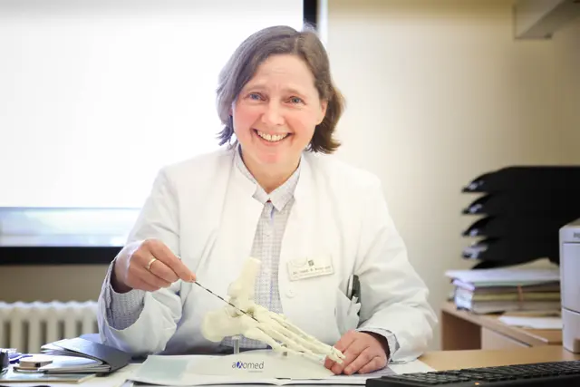 Dr. Beatrice Krempel referiert im Hörsaal in der Mendener Innenstadt. Foto: Katholische Kliniken im Märkischen Kreis