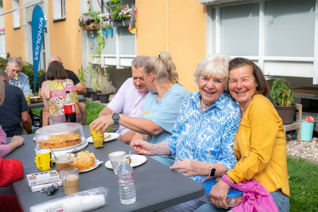 Beim Nachbarschaftsfest vor den Häusern am Rabensmorgen entstehen in entspannter Runde neue Kontakte. | Foto: Vonovia / Bierwald