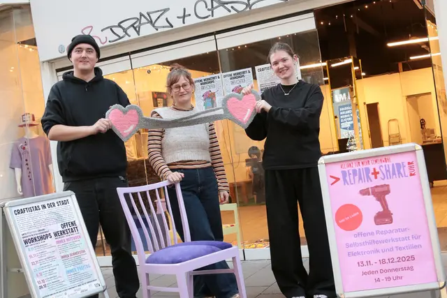 (v. li.) Alexander Kieninger (Repaircafé), Josefine Rose Habermehl (end or fine Veränderungsatelier) und Sophie Ziser (Secco Handmade). | Foto: Bochum Marketing, Andreas Molatta