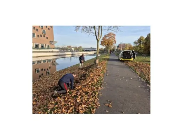 Entlang des Leinpfades, direkt am Klever Spoykanal, wurden kürzlich zahlreiche Blumenzwiebeln eingepflanzt. Schon im Frühjahr sollen sie farbenprächtig blühen. | Foto: Stadt Kleve