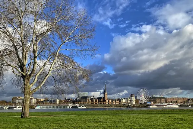 Das Düsseldorfer Altstadt-Panorama mit St. Lambertus, altem Schlossturm und Riesenrad. | Foto: c Margot Klütsch