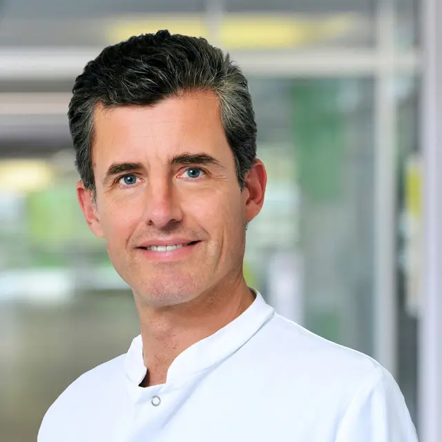 Chefarzt Prof. Dr. med. Alexander Roosen und sein Team klären auf  | Foto: (Foto: Helios/Michael Mutzberg)
