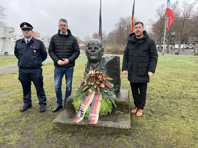 Gedachten mit zahlreichen Bürgerinnen und Bürgern sowie der Politik am Volkstrauertag den Opfern von Krieg und Gewalt: (v.l.) René Vadder (Feuerwehr Marl-Lenkerbeck), Bürgermeister Thomas Terhorst und Pastoralreferent Benedikt Stelthove. Foto: Stadt Marl / Pressestelle