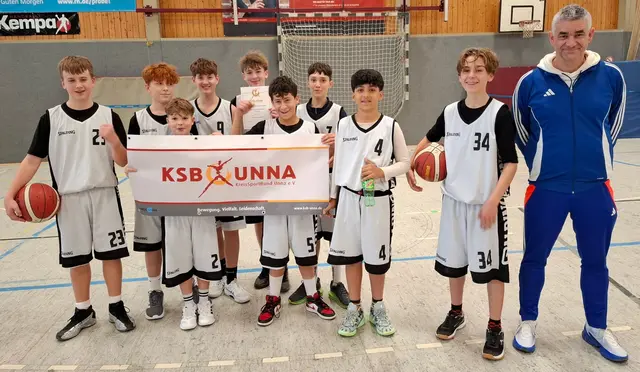 Das U16-Kreismeisterteam mit dem Trainer und Lehrer Torsten von der Heide