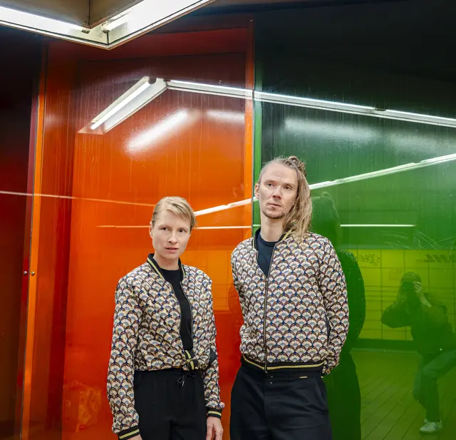 In ihrem Zusammenspiel lötet das Duo Wehnermehner die Grenzen der eigenen Musik auseinander und wieder zusammen. Max Wehner an der Posaune und Raissa Mehner an der Gitarre haben es sich zur Aufgabe gemacht, sich in ihrem Zusammenspiel so dicht wie möglich aneinander bleibend so frei wie möglich zu bewegen. Gemeinsam verstricken sie sich dabei in fanatischen Spielregeln und missverstandenem Jazz, lösen kommunikative Knoten mithilfe versöhnlicher Kurzschlusshandlungen. Zu hören am 22. November ab 19.30 Uhr in der Werkstatt. Foto: Simon Below