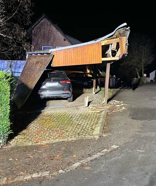 Foto des beschädigten Carports | Foto: Kreispolizeibehörde Märkischer Kreis