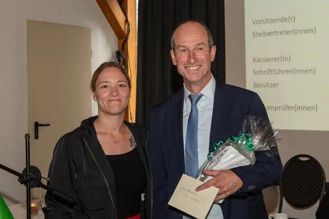 Michelle Pfeiffer (l.) übernimmt von Michael Kaufhold (r.) den Vorstandsvorsitz der Gewerkschaft der Polizei MK. Foto: GdP