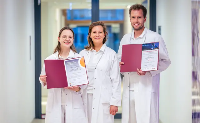Konnten die Jury des Rheumatologiekongresses 2025 überzeugen (v. l. n. r.): Doktorandin Pauline Bussmann, Dr. Anna Kernder, Oberärztin des Rheumazentrum Ruhrgebiet und Dr. Philipp Schulte-Terhusen, Funktionsoberarzt des Rheumazentrum Ruhrgebiet. | Foto: St. Elisabeth Gruppe