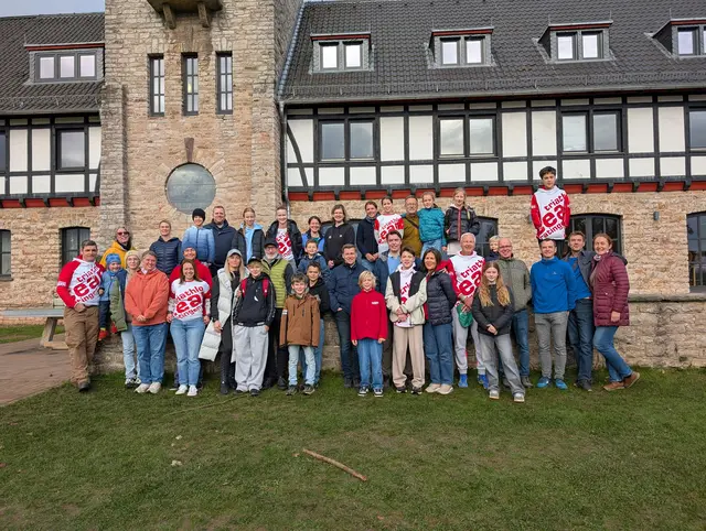 Gruppenfoto vor dem Jugendhof Finkenberg