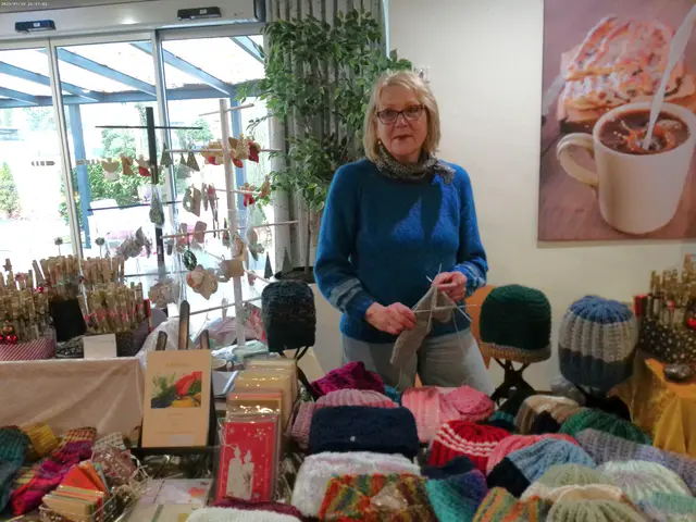 Weihnachtskarten, Strickmode und kleine Geschenke konnte man auf dem Adventsbasar erwerben. Foto: Margit Bartmann