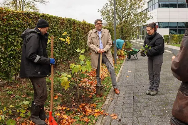 Hochschulpräsident Prof. Dr. Oliver Locker-Grütjen gemeinsam mit Mitgliedern aus dem Forschungsschwerpunkt ‚Sustainable Food Systems‘ sowie der Fakultät Life Sciences bei der Pflanzaktion  | Foto: HienDo_HSRW