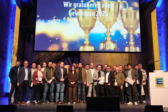 Ehrung für alle 34 erfolgreichen Teilnahmen an Branchenpreisen.
 | Foto:  (c) EDEKA Rhein-Ruhr
