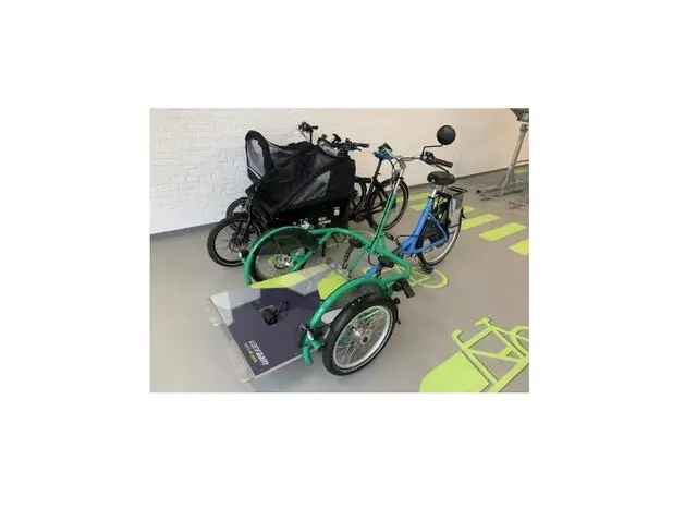 Das neue elektrische Rollstuhlrad "Karl" neben den beiden vorhandenen Lastenrädern in der Klever Radstation. | Foto: Stadt Kleve