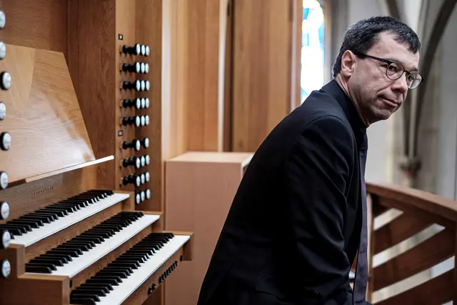 Kirchenmusikdirektor Marcus Strümpe spielt am Vorabend des Ewigkeitssonntags „Tröstungen“ in der Savatorkirche.,
Foto: Mischa Blank
