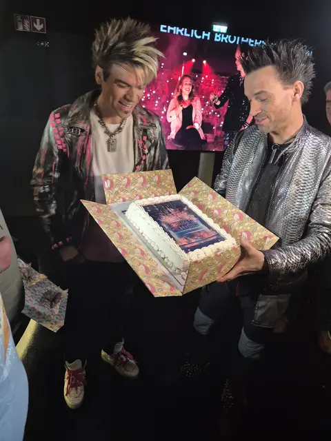 Chris (links) und Andreas Ehrlich freuen sich über die Geburtstagstorte, die ihnen Vertreterinnen des Fanclubs im House of Magic überreichten.  | Foto: dab