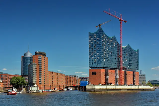 Zwei Hamburger Wahrzeichen: Die Elbphilharmonie und die Speicherstadt. 
Bild von Chris Frenzel auf Pixabay